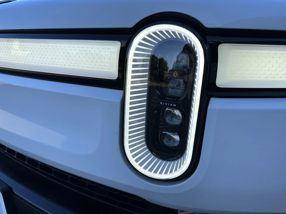 2022 Rivian R1S - Image 17 of 31