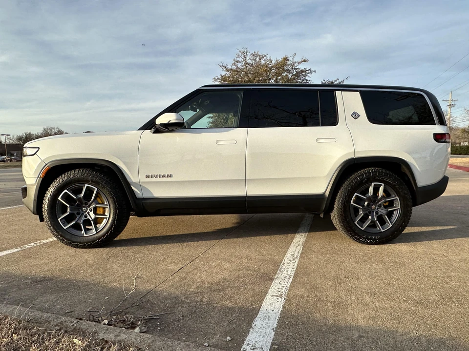 2022 Rivian R1S - Image 9 of 31