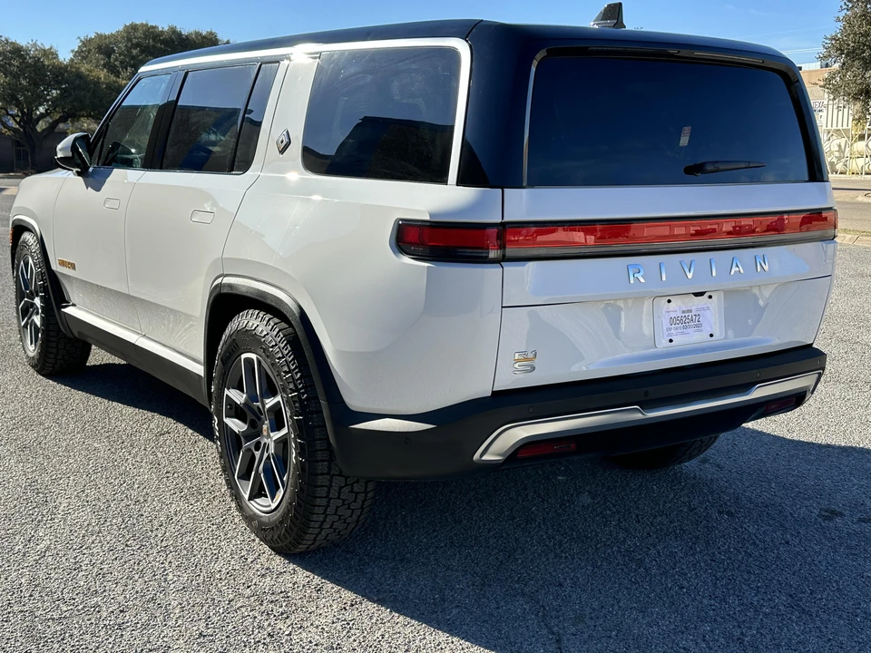 2022 Rivian R1S - Image 10 of 31