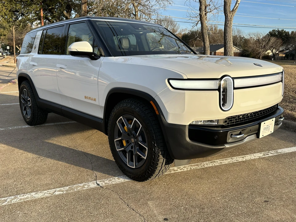2022 Rivian R1S - Image 15 of 31