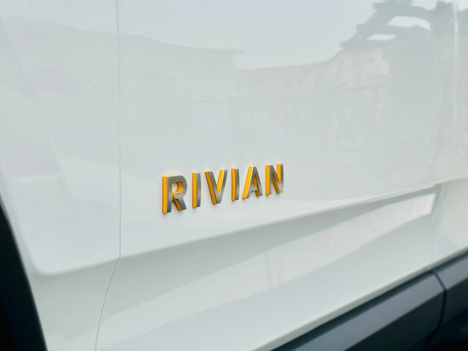 2022 Rivian R1S - Image 18 of 31