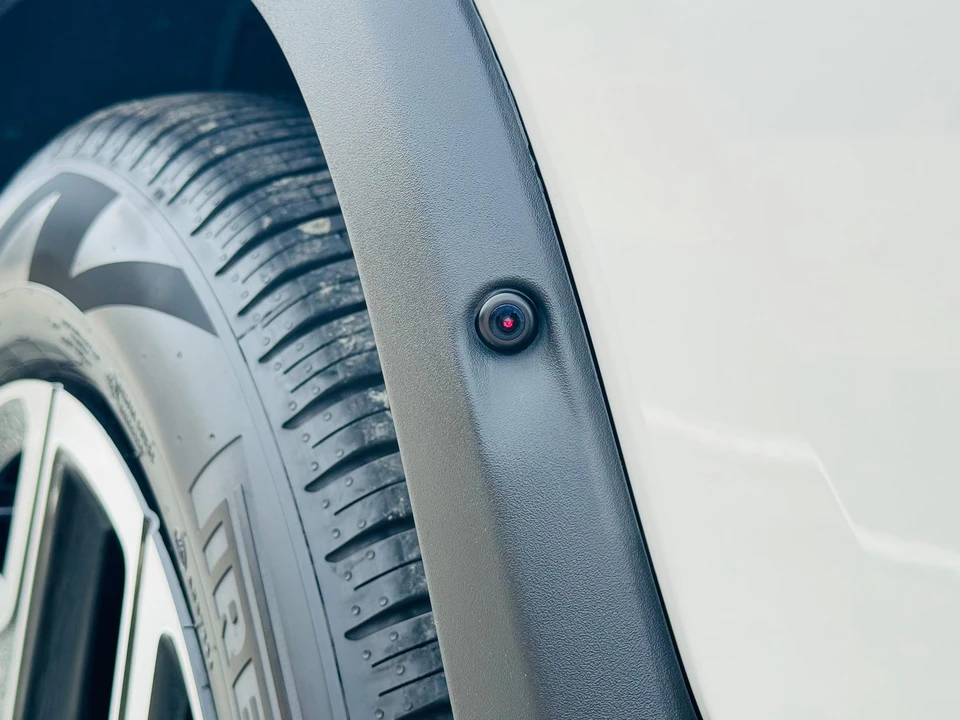 2022 Rivian R1S - Image 17 of 31