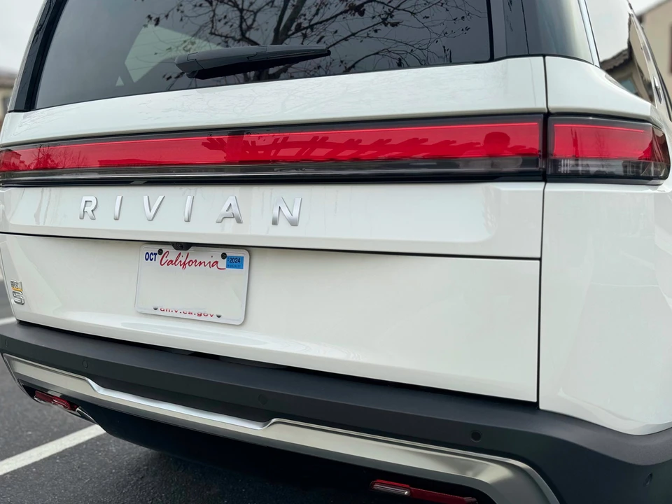 2022 Rivian R1S - Image 24 of 31