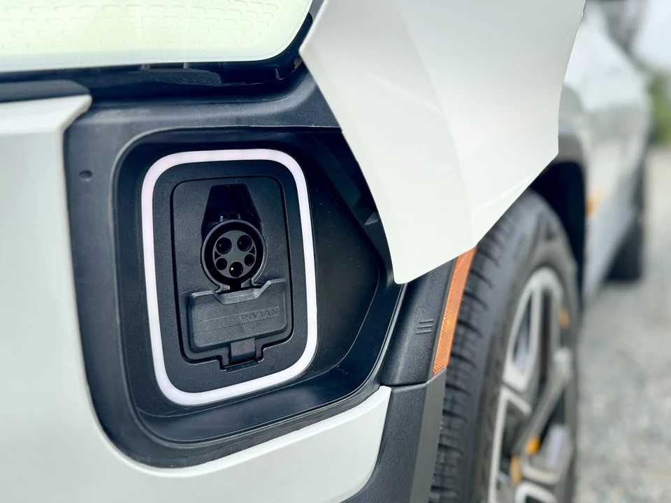 2022 Rivian R1S - Image 16 of 31