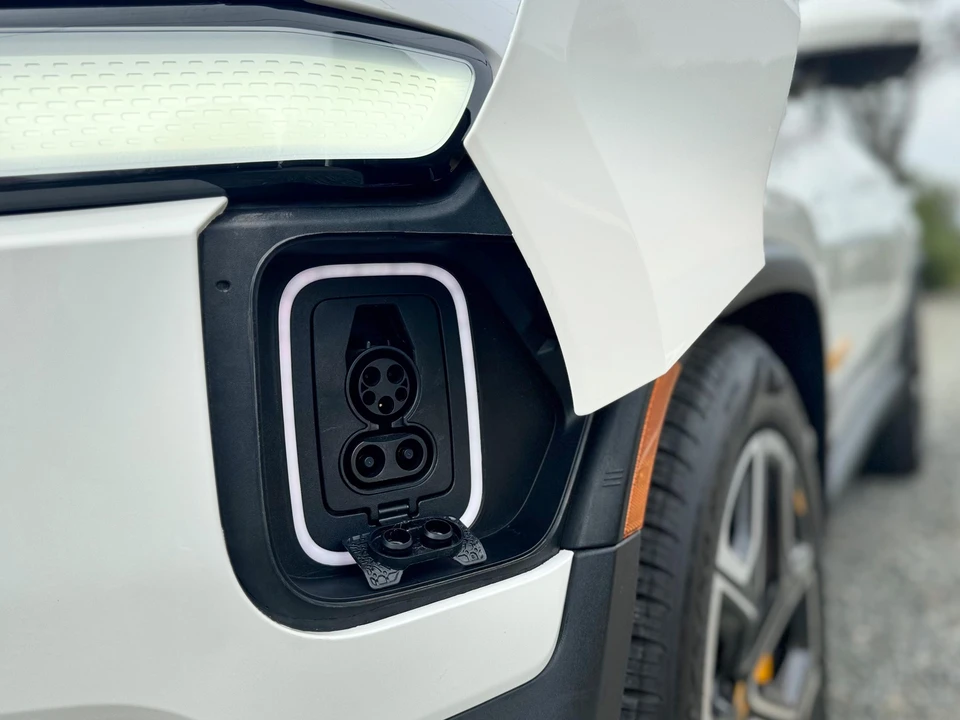2022 Rivian R1S - Image 15 of 31