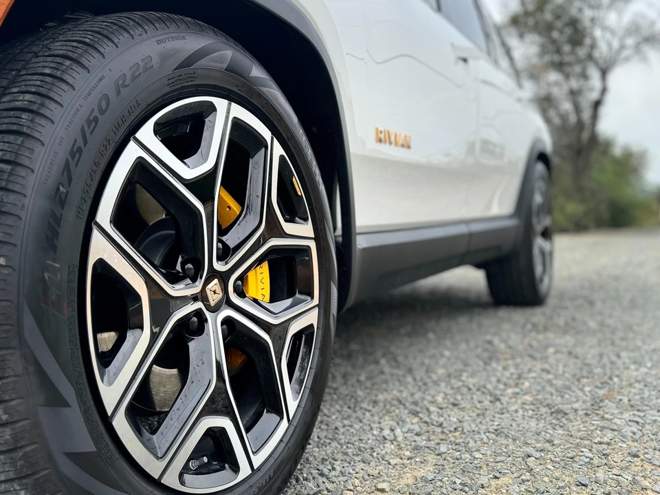 2022 Rivian R1S - Image 30 of 31