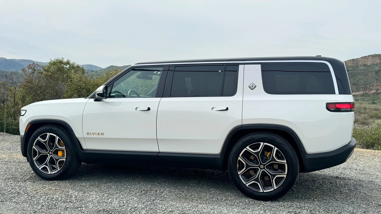 2022 Rivian R1S - Image 10 of 31