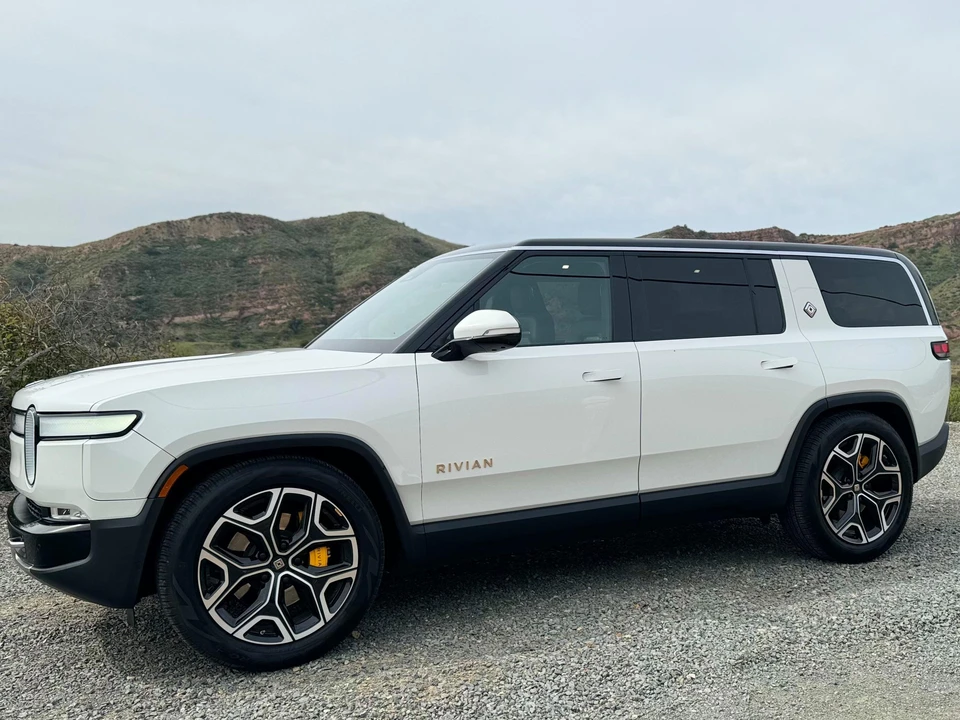 2022 Rivian R1S - Image 8 of 31