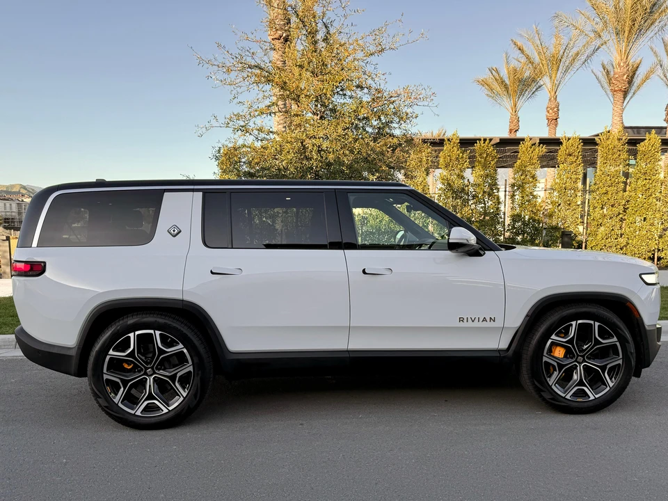 2022 Rivian R1S - Image 12 of 31