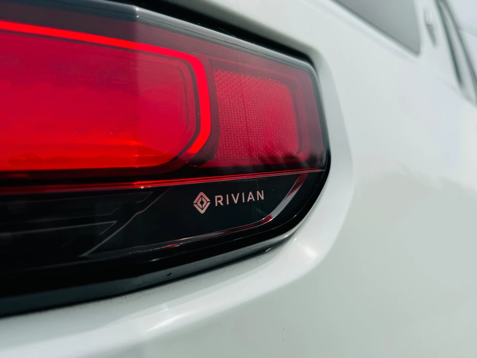 2022 Rivian R1S - Image 25 of 31
