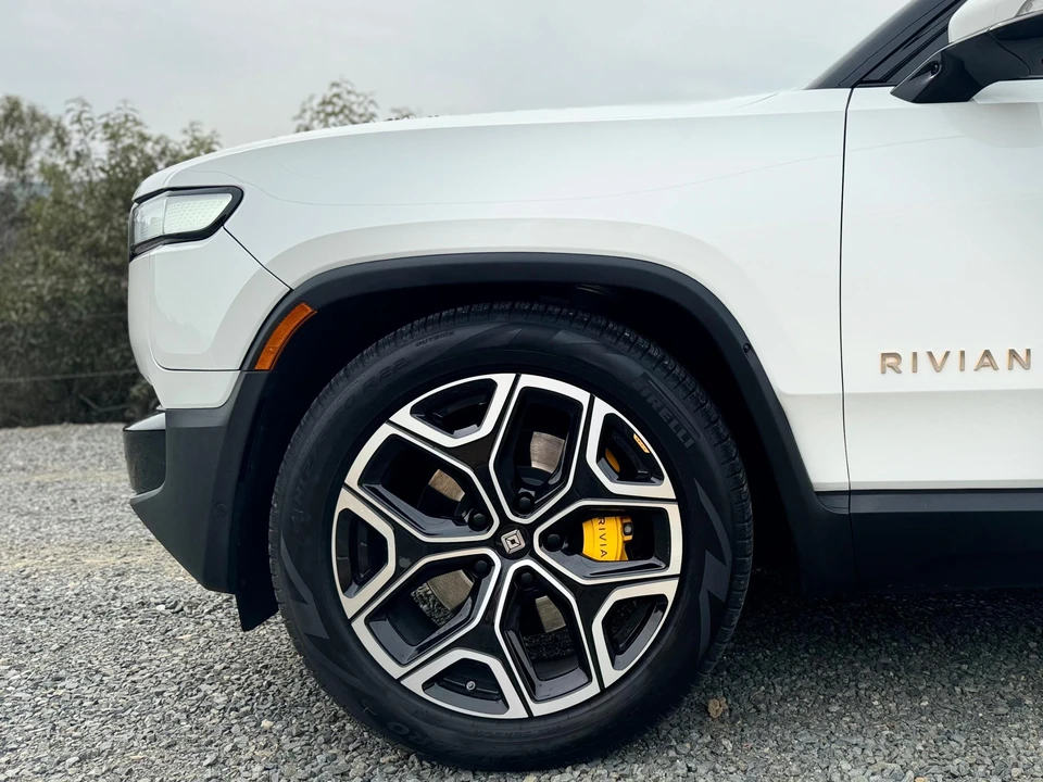 2022 Rivian R1S - Image 28 of 31