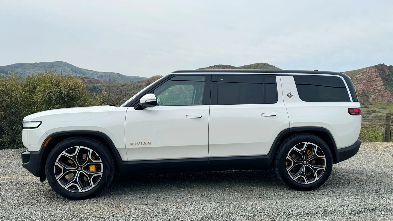 2022 Rivian R1S - Image 9 of 31