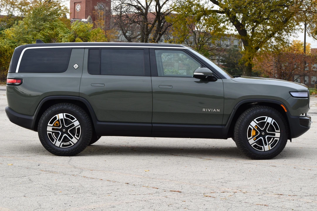2022 Rivian R1S - Image 3 of 5