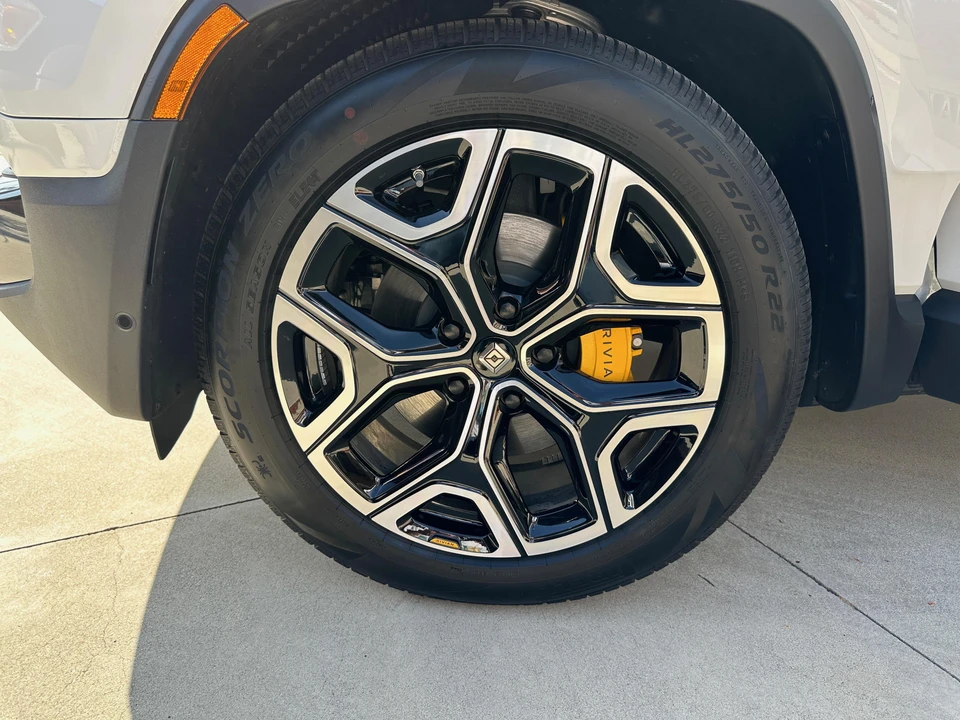 2022 Rivian R1S - Image 26 of 27