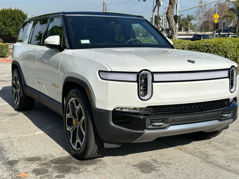 2022 Rivian R1S - Image 11 of 27