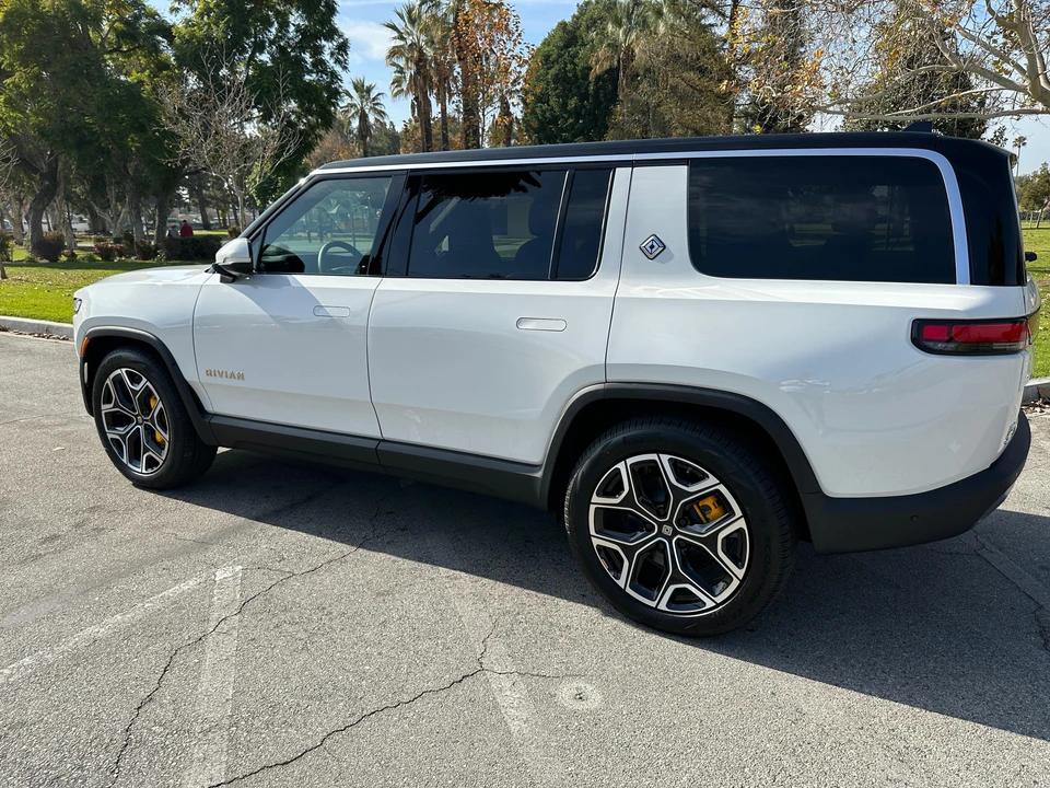2022 Rivian R1S - Image 7 of 27