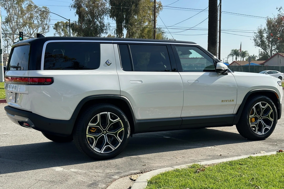 2022 Rivian R1S - Image 4 of 27