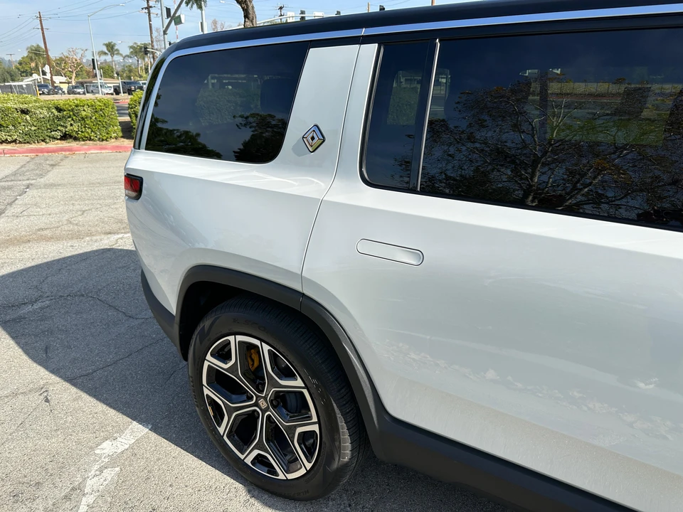 2022 Rivian R1S - Image 25 of 27