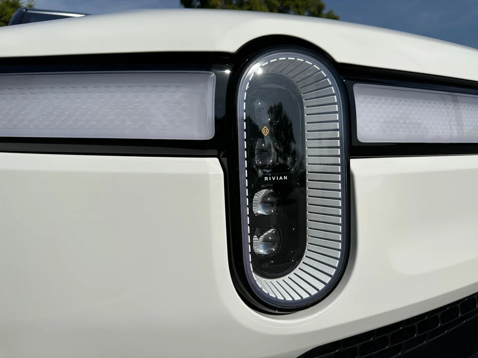 2022 Rivian R1S - Image 12 of 27