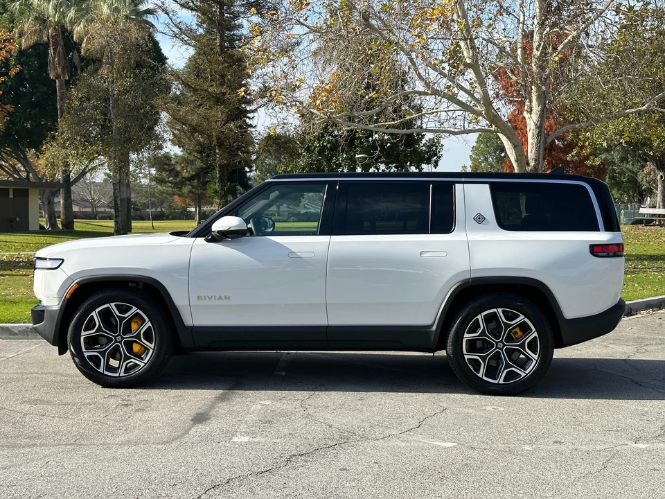 2022 Rivian R1S - Image 6 of 27