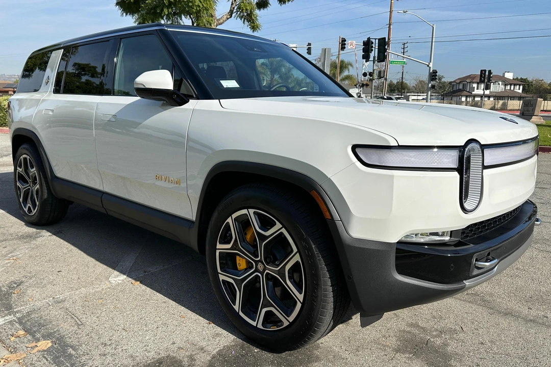 2022 Rivian R1S - Image 3 of 27