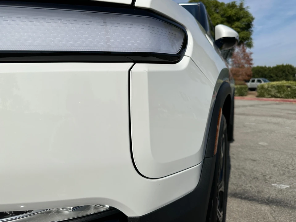 2022 Rivian R1S - Image 18 of 27