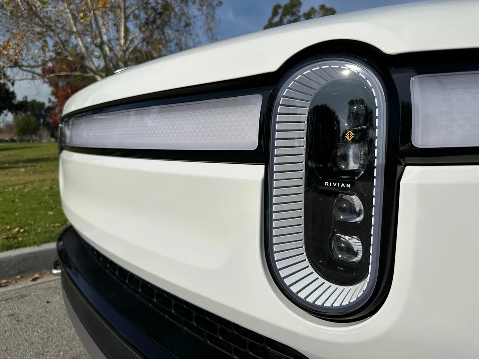 2022 Rivian R1S - Image 17 of 27