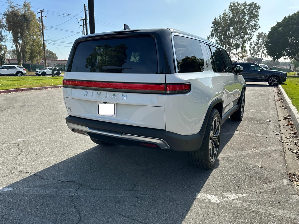 2022 Rivian R1S - Image 9 of 27