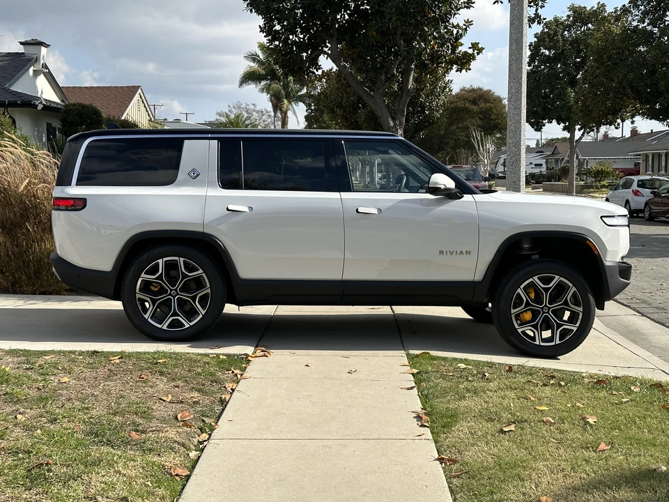 2022 Rivian R1S - Image 10 of 27