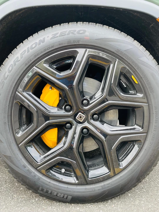 2022 Rivian R1S - Image 18 of 31