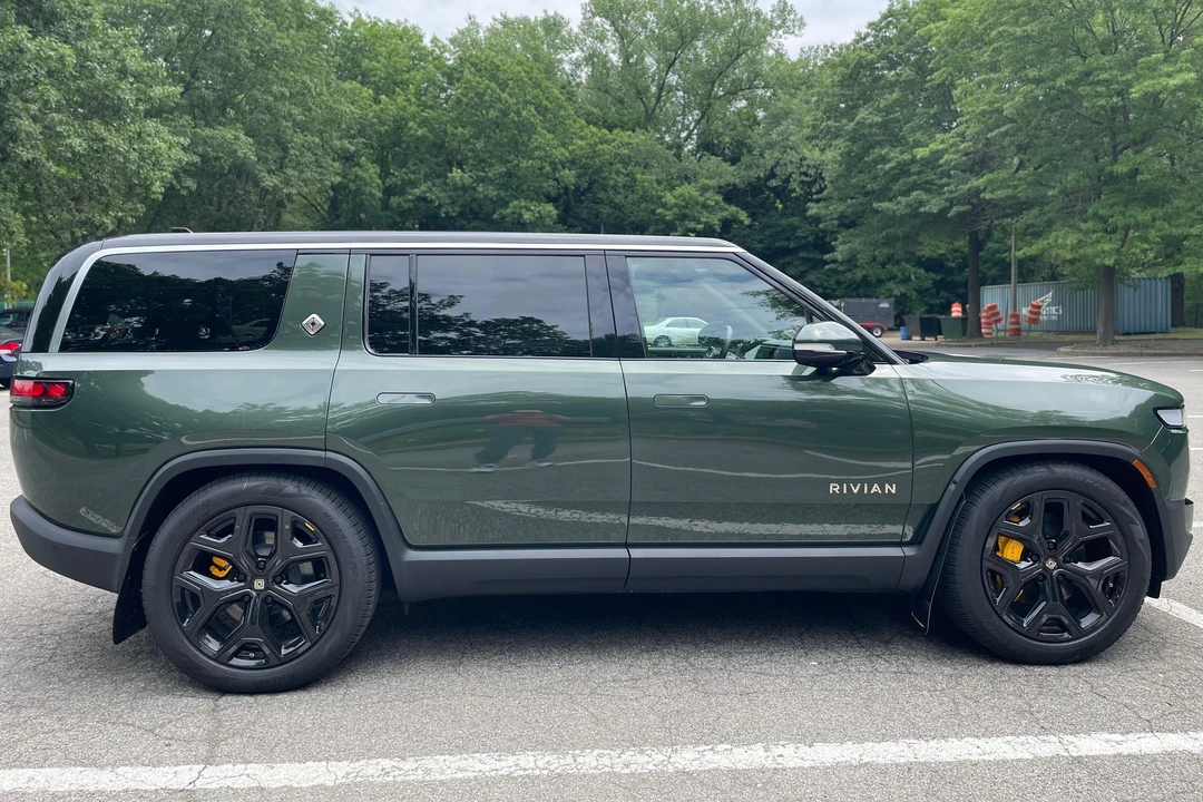 2022 Rivian R1S - Image 3 of 31