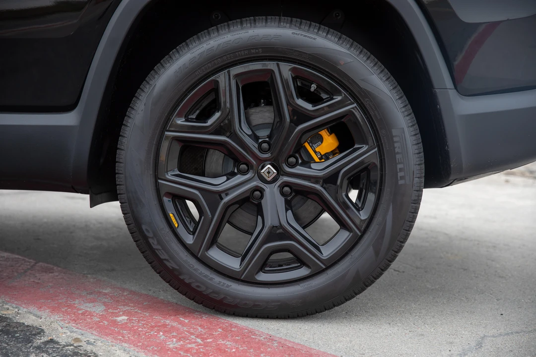 2022 Rivian R1S - Image 26 of 29