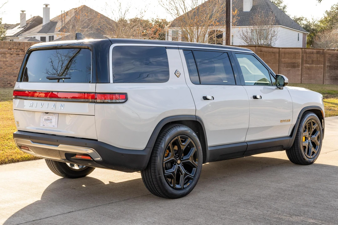 2022 Rivian R1S - Image 4 of 31