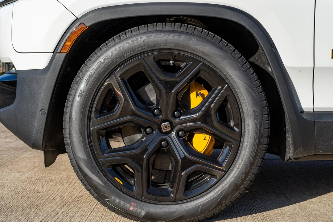 2022 Rivian R1S - Image 18 of 31