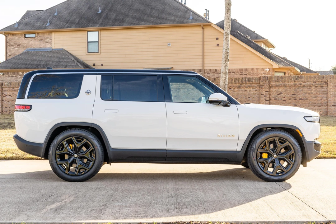 2022 Rivian R1S - Image 3 of 31