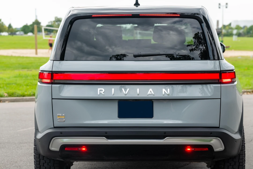 2022 Rivian R1S - Image 28 of 31