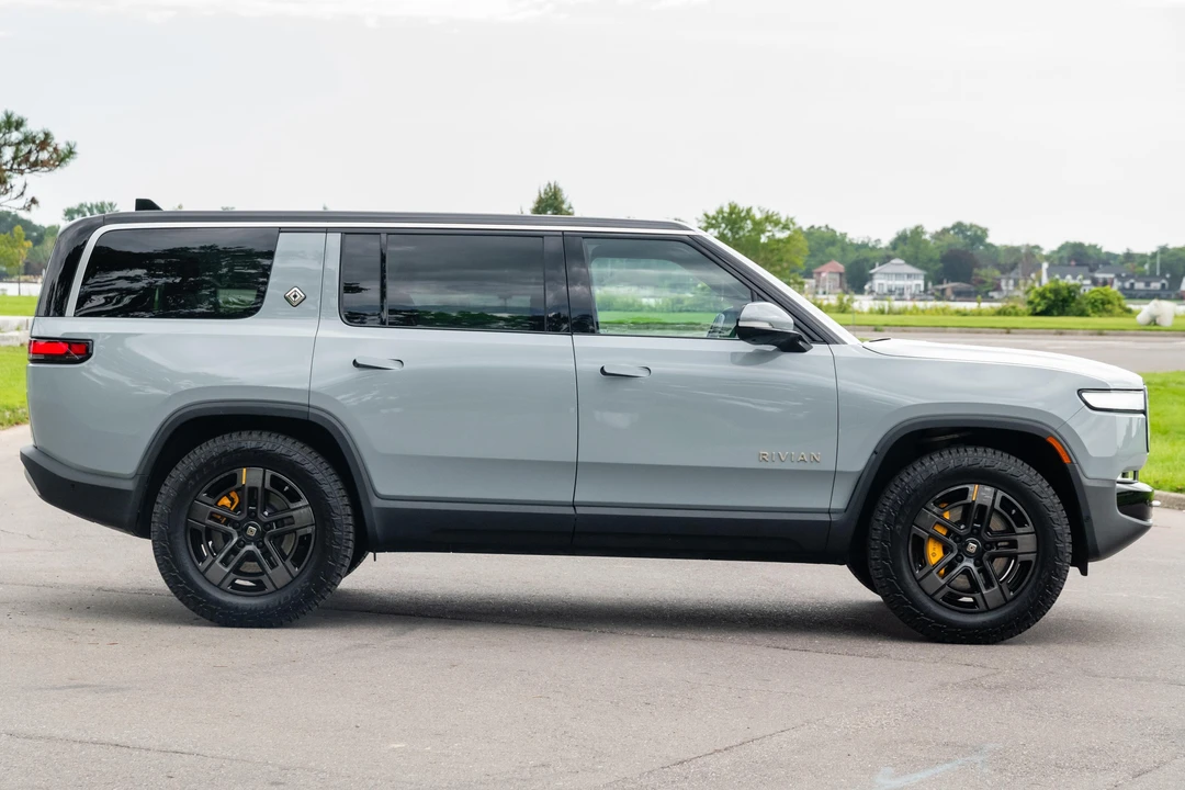 2022 Rivian R1S - Image 3 of 31