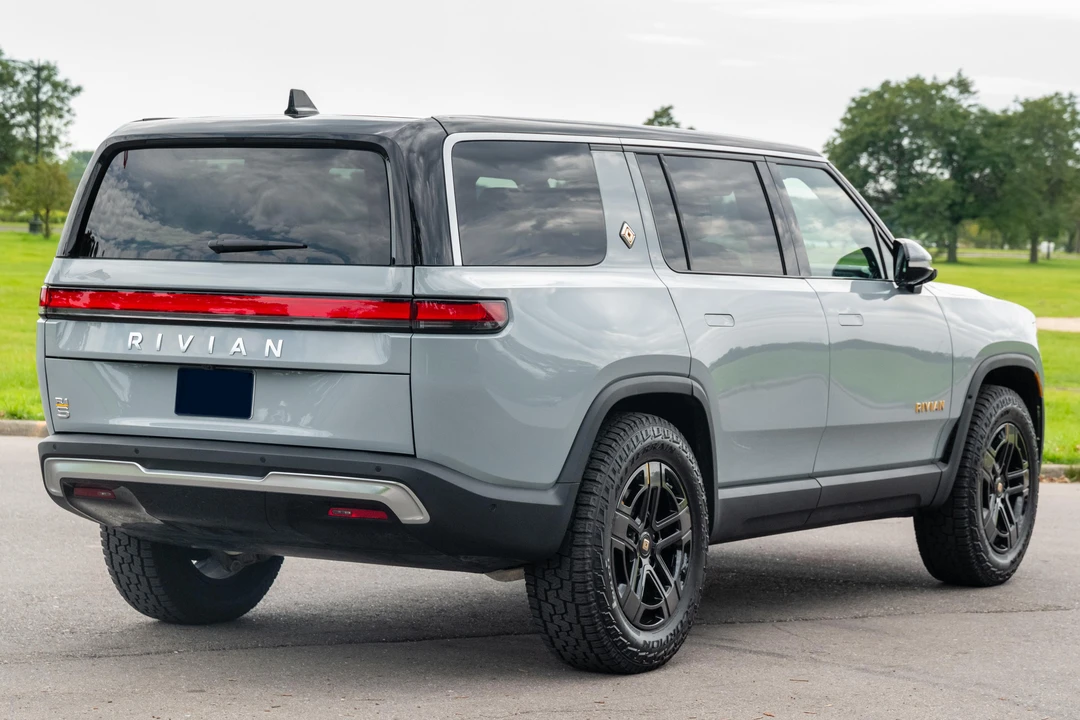 2022 Rivian R1S - Image 7 of 31