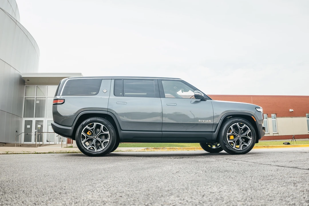 2022 Rivian R1S - Image 10 of 31