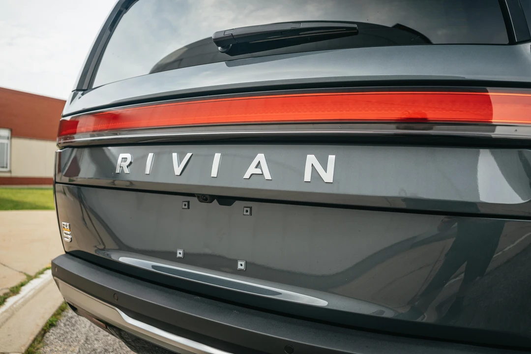 2022 Rivian R1S - Image 26 of 31