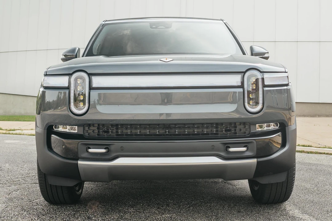 2022 Rivian R1S - Image 2 of 31