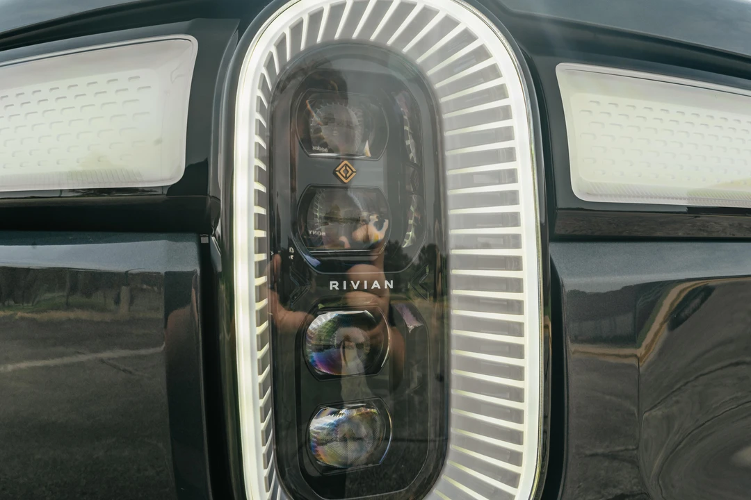 2022 Rivian R1S - Image 12 of 31
