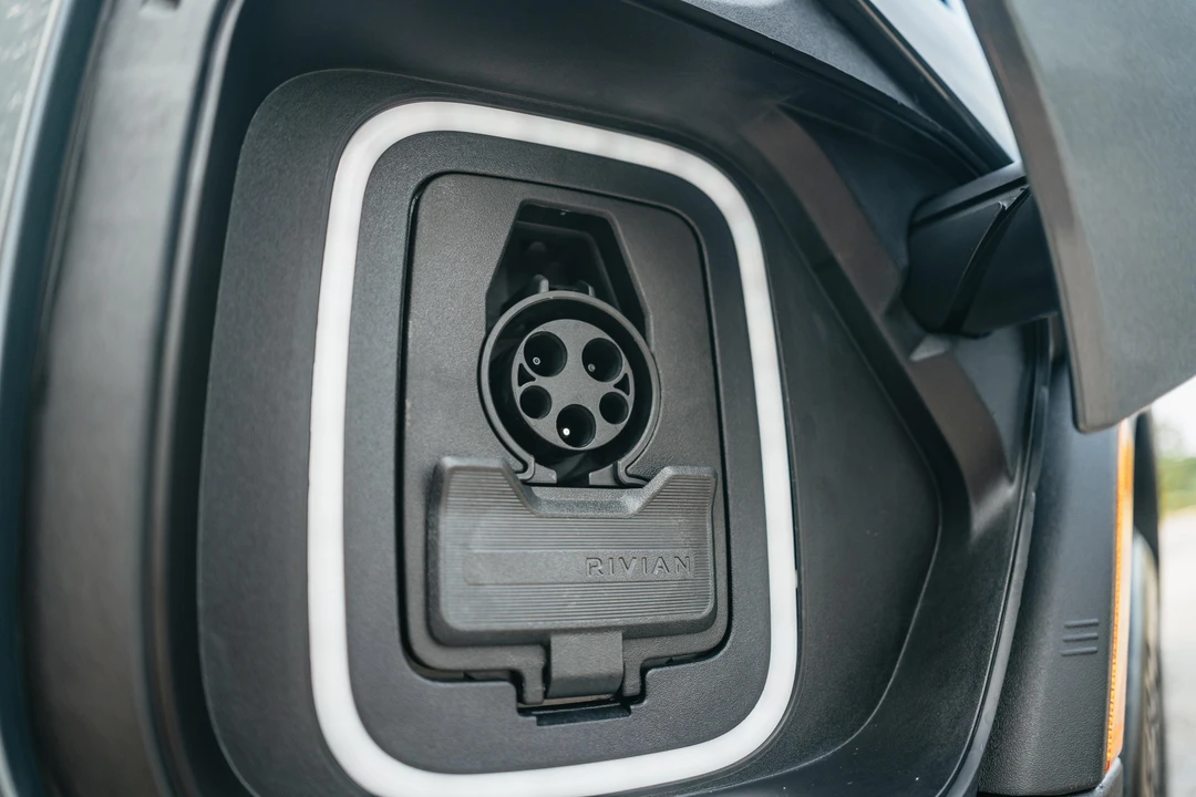 2022 Rivian R1S - Image 19 of 31