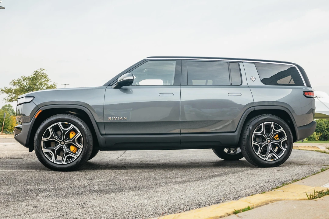 2022 Rivian R1S - Image 3 of 31