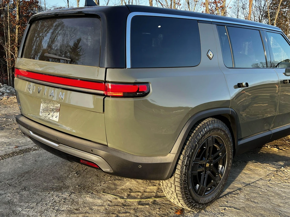 2022 Rivian R1S - Image 30 of 31