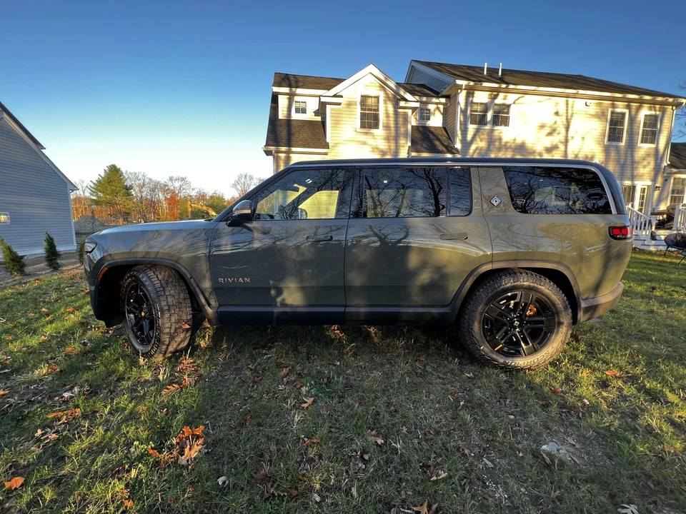 2022 Rivian R1S - Image 12 of 31