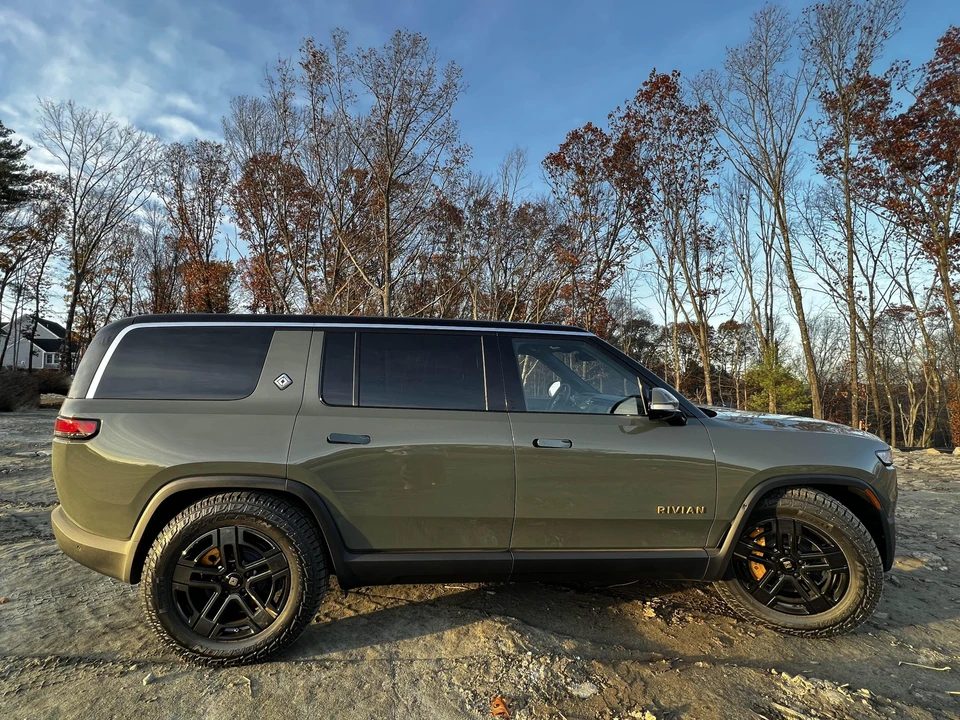 2022 Rivian R1S - Image 15 of 31