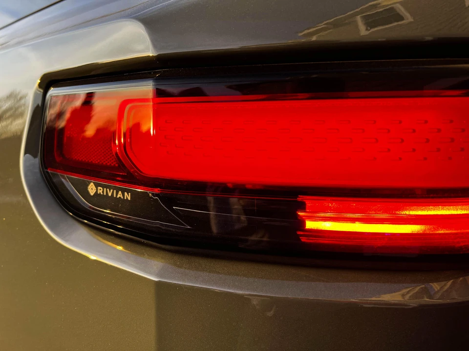 2022 Rivian R1S - Image 26 of 31