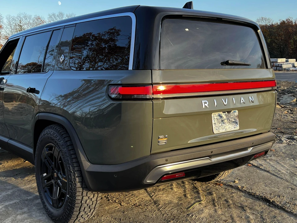 2022 Rivian R1S - Image 27 of 31