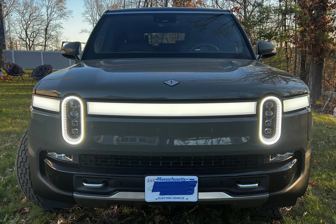 2022 Rivian R1S - Image 2 of 31